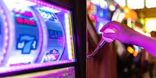 Layar verifikasi KYC dan metode pembayaran DANA, OVO, GoPay di aplikasi daftar slot